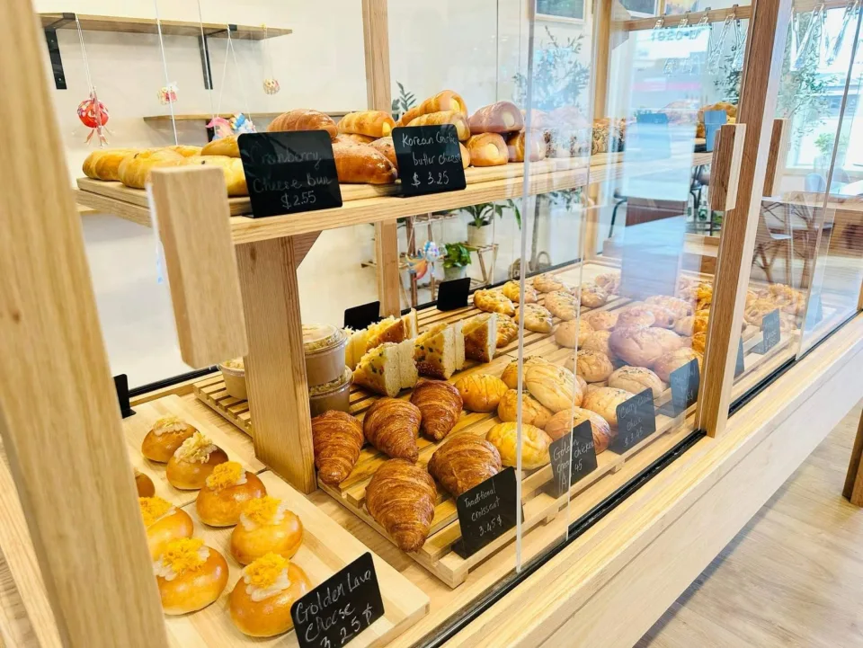 Bánh mì trước khi nướng — đã ủ đủ, khía mặt